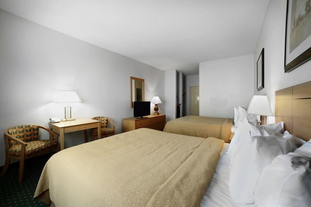 Quality & Southwest Near I-72 Hotel 2*