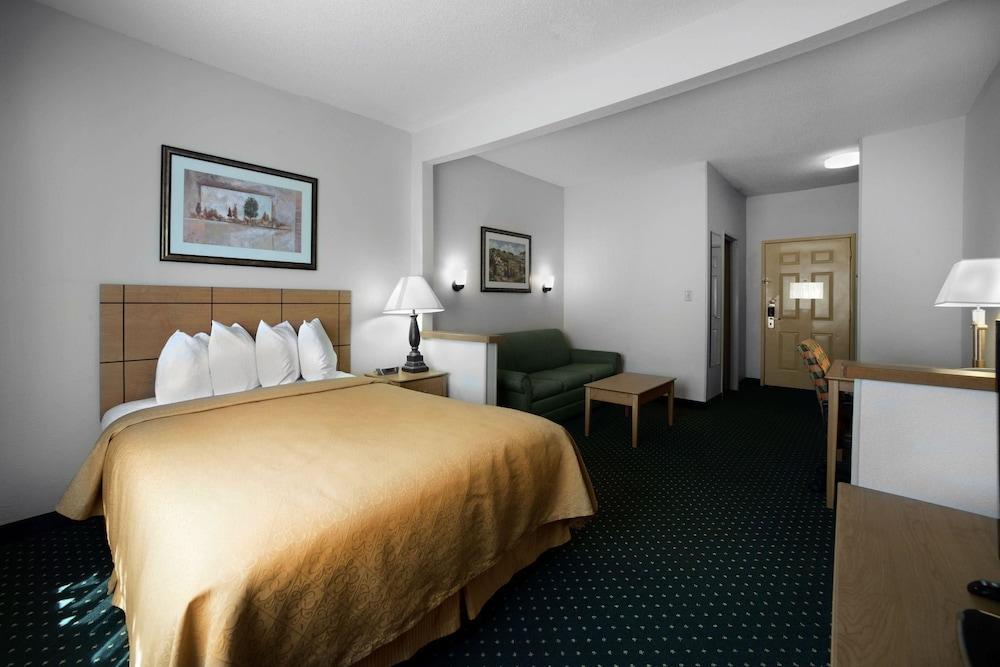 Hotel Quality & Southwest Near I-72 2*