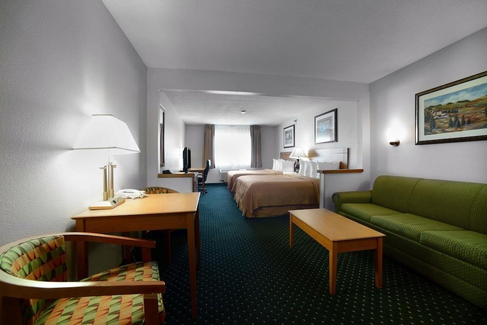 Quality & Southwest Near I-72 Hotel 2*