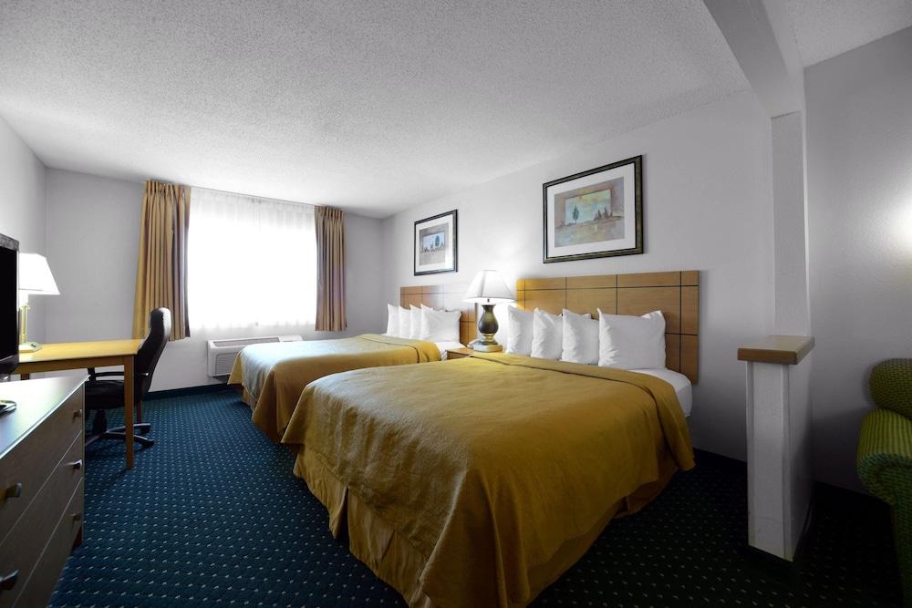 Hotel Quality & Southwest Near I-72 2*