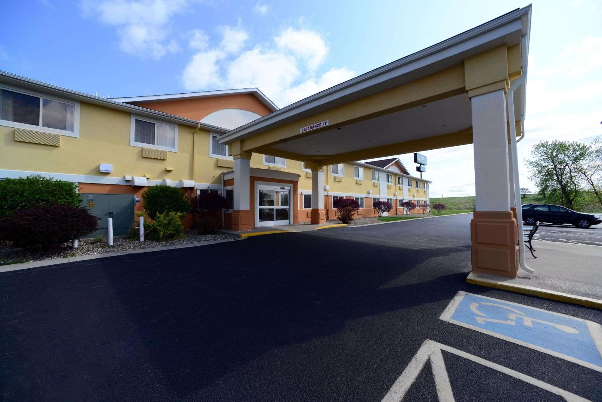 Hotel Quality & Southwest Near I-72 2*